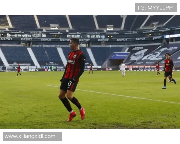 莱万再创辉煌带领球队勇夺冠军展现超级前锋风采 莱万再创辉煌带领球队勇夺冠军展现超级前锋风采